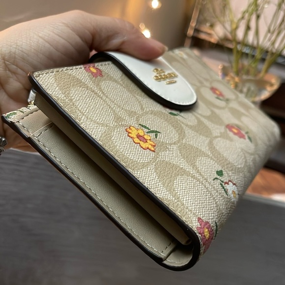 NWT Coach Floral signature Wallet - Picture 3 of 11